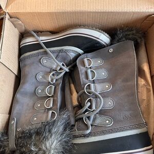 Sorel Women's Gray and Black Winter Boots